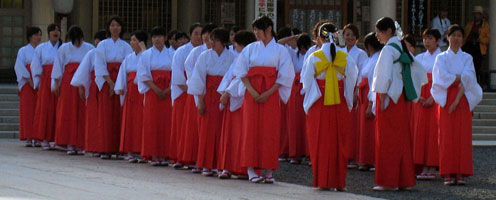 これと同じ巫女さん列がもう一つあります