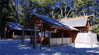 伊勢神宮別宮 伊佐奈岐宮(後),祀伊邪那岐命。伊佐奈彌宮(中),祀伊邪那美命。○三重縣伊勢市中村町 月讀宮境內
